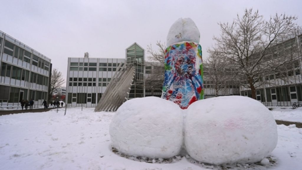Winter-Freuden in Bayern: Studenten bauen Riesen-Penis aus Schnee