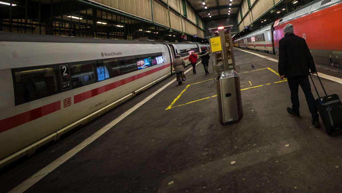 Vandalismus am Hauptbahnhof Stuttgart: 19-Jähriger tritt Glastür ein – schwere Schnittverletzungen