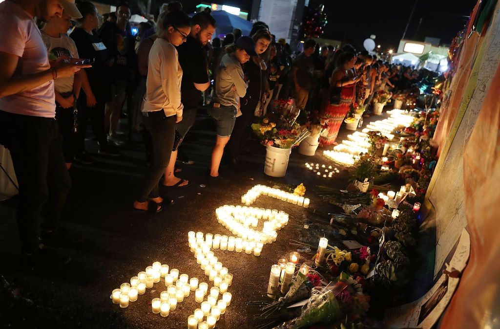 Ein Meer aus Blumen und Kerzen: Trauernde besuchen den Ort des Anschlags, um den Opfern zu gedenken.