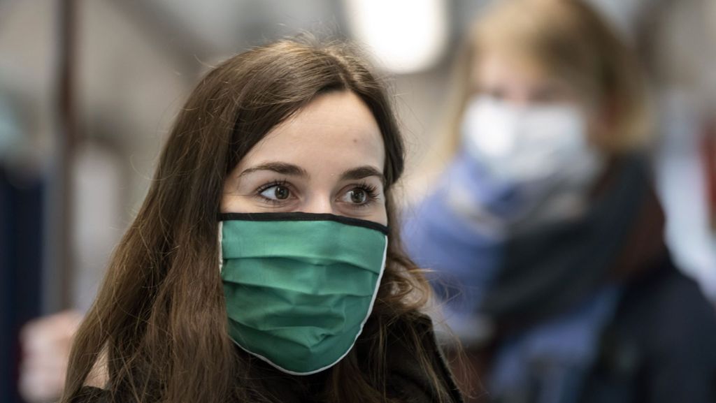  Im Netz sorgen Aussagen für Aufsehen, wonach das neuartige Coronavirus weniger gefährlich sei als Grippeviren. Was zeigt der Vergleich zur Influenza? Und: Sind die aktuellen Maßnahmen zur Eindämmung der Pandemie übertrieben? 