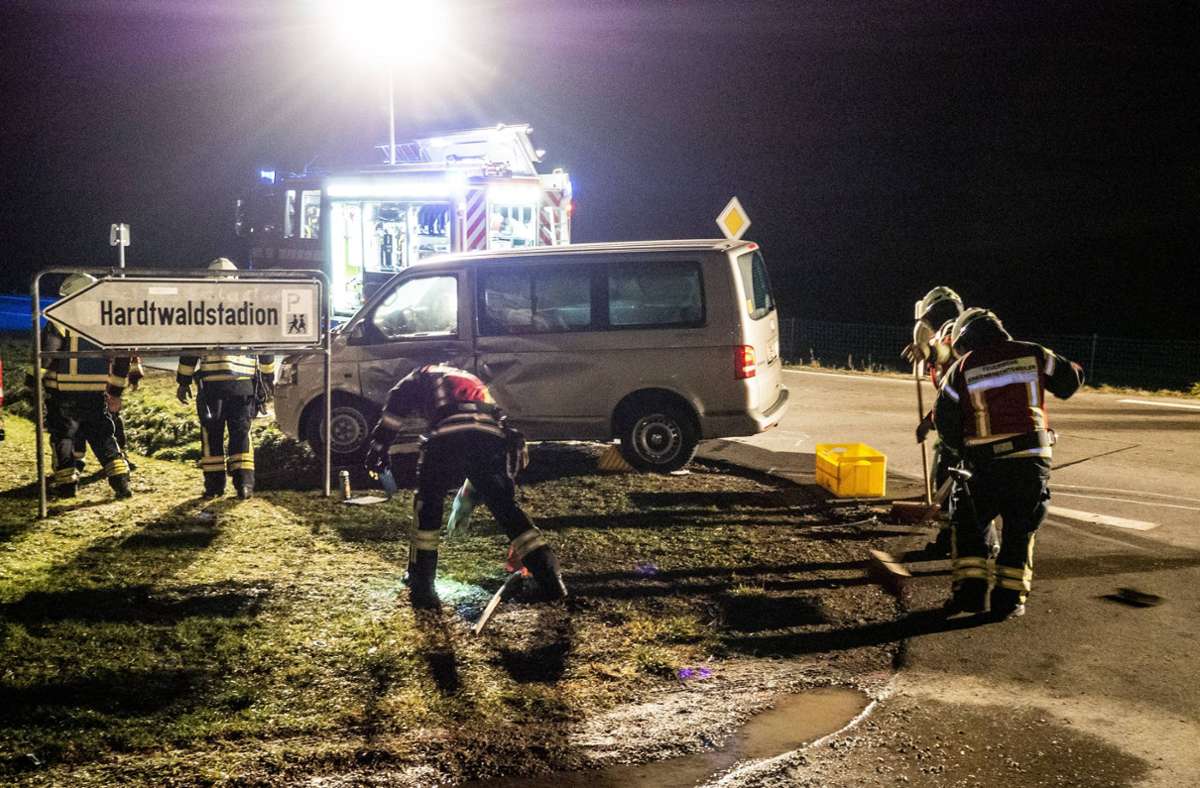 Der Fahrer eines Kleinbusses hat sich bei einem Unfall in Erkenbrechtsweiler schwer verletzt. Foto: 7aktuell.de/Tim Schips
