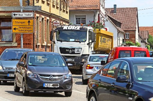 In der Höfinger Ortsmitte (Ditzinger Straße) kommt es regelmäßig zum Verkehrschaos. Foto: factum/Granville