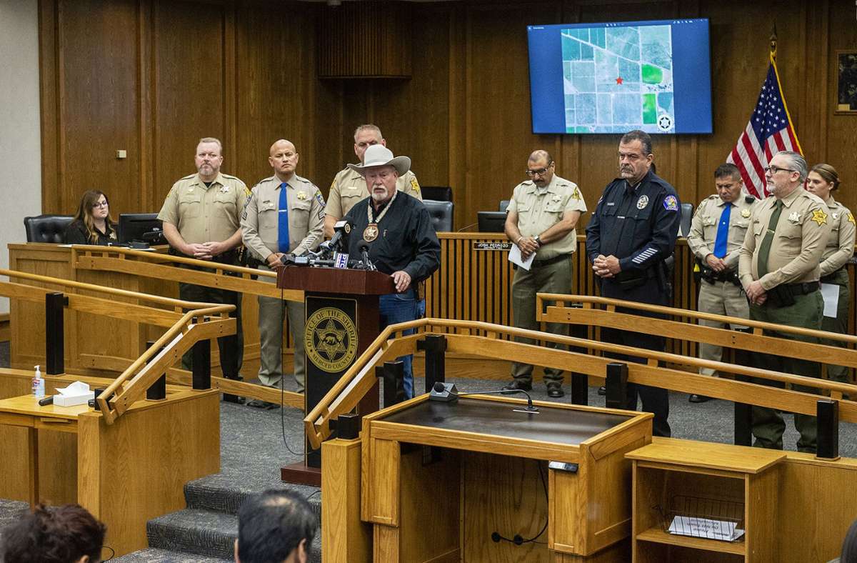 Der Sheriff von Merced County spricht bei einer Pressekonferenz über den Fall. Foto: dpa/Andrew Kuhn