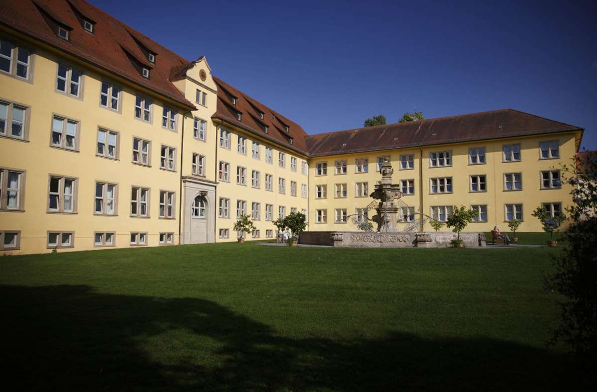 Im Schloss Winnental ist das Zentrum für Psychiatrie Schloss Winnenden beheimatet.