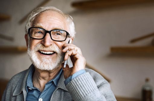 So kann ein Anruf älteren Menschen helfen