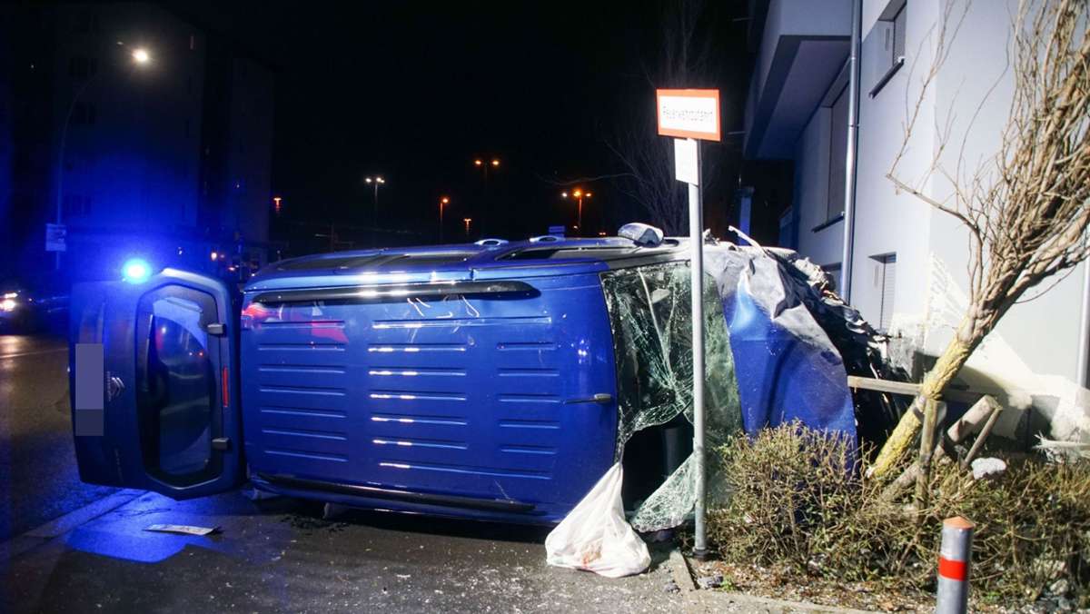  Eine 64-jährige kracht in der Nacht zum Samstag in Sindelfingen mit ihrem Auto gegen eine Hauswand. Die Frau wird mit schweren Verletzungen ins Krankenhaus gebracht. Die Unfallursache ist bislang ungeklärt. 