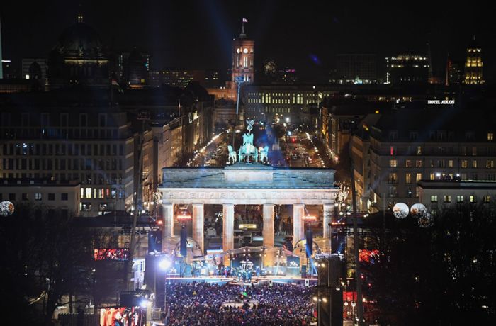 Tausende strömen zu  Party vor Brandenburger Tor