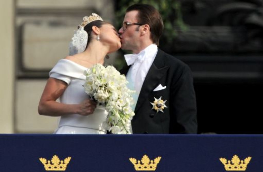 Besonders rührt die Schweden, dass sich Victoria vom Balkon des königlichen Palastes an das Volk richtet - und sich bedankt: "Ihr habt mir meinem Prinzen geschenkt." Mit Hurra-Rufen lässt die Menge ihr Kronprinzenpaar schließlich hochleben.