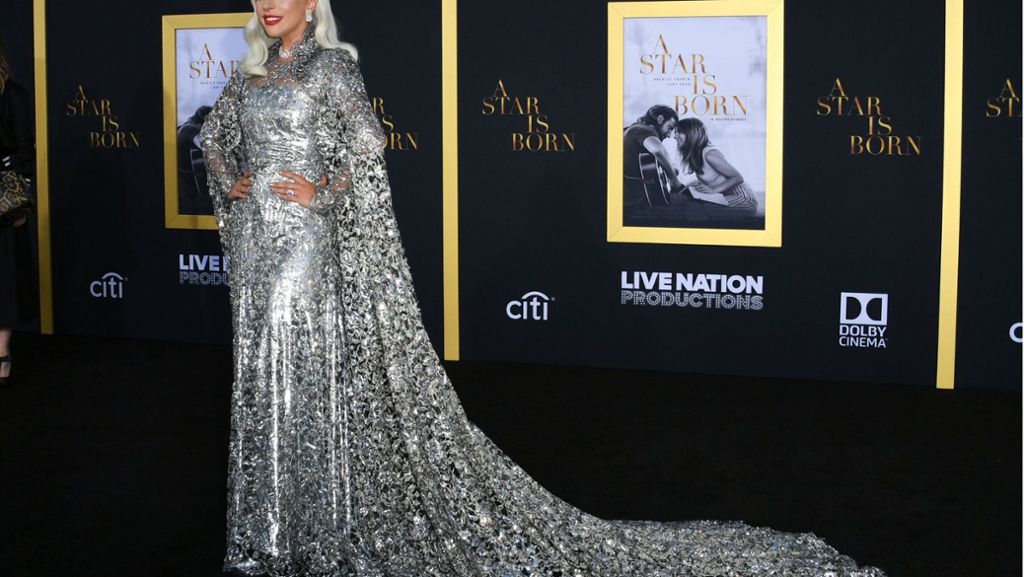  Lady Gaga setzt bei ihrer Kleiderwahl so gut wie nie auf gewöhnlich, sondern lässt sich immer ein extravagantes Outfit einfallen. So auch bei der Premiere ihres Films „A Star is Born“ in Los Angeles. 