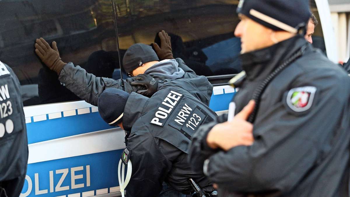  Rechtsextremismus fällt in der baden-württembergischen Polizei bisher relativ selten auf. Daher wehren sich sowohl Innenminister Strobl als auch die Gewerkschaften gegen Verallgemeinerungen. Dass es die Fälle dennoch gibt, betont die Bürgerbeauftragte. 