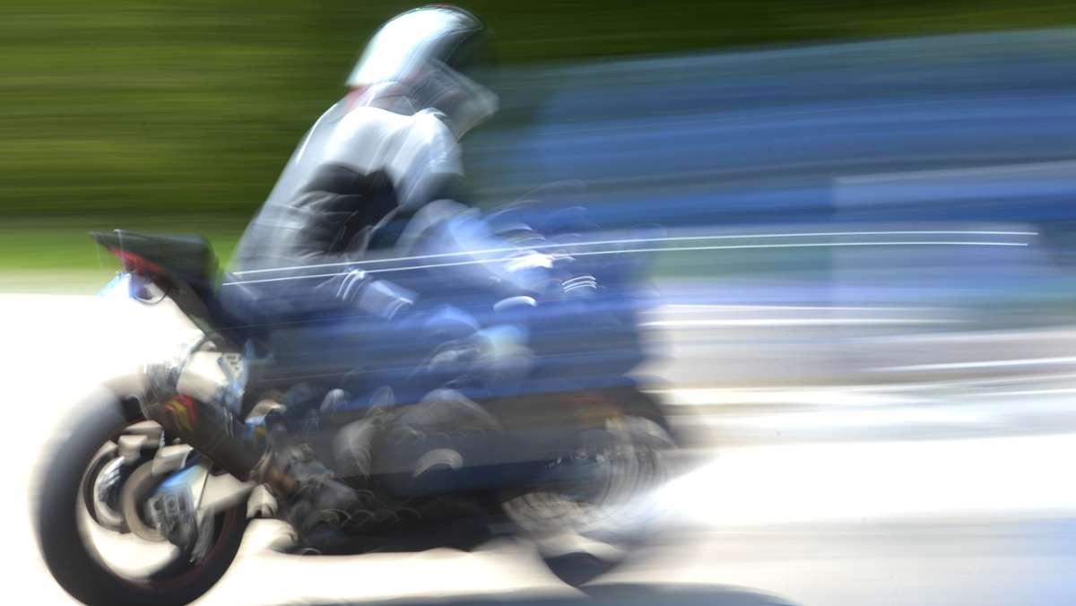 Offenbar überhöhte Geschwindigkeit: Motorradfahrer bei Sturz in Filderstadt schwer verletzt