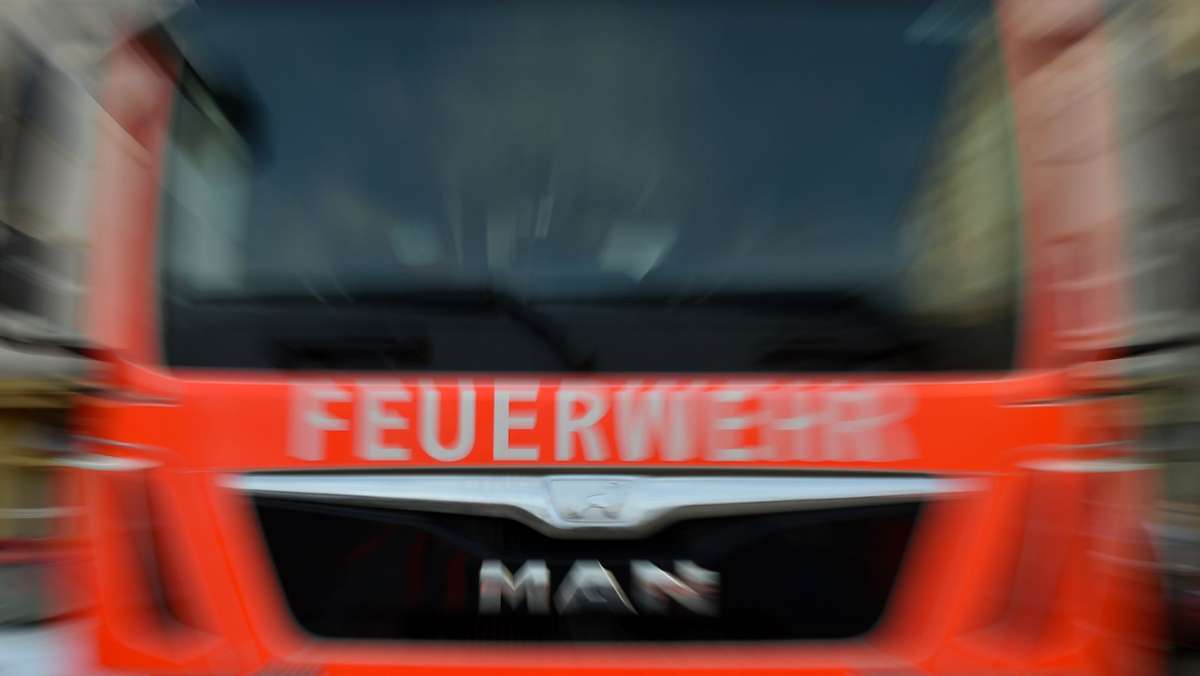 Löscharbeiten in Neckarsulm: Einsatzkräfte finden Schusswaffen in brennender Wohnung