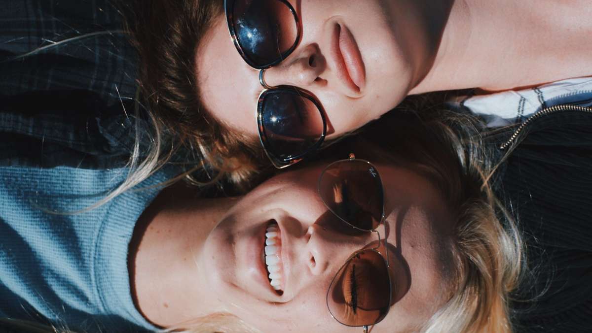 Stil-Knigge: Warum man sich lieber ohne Sonnenbrille küssen sollte