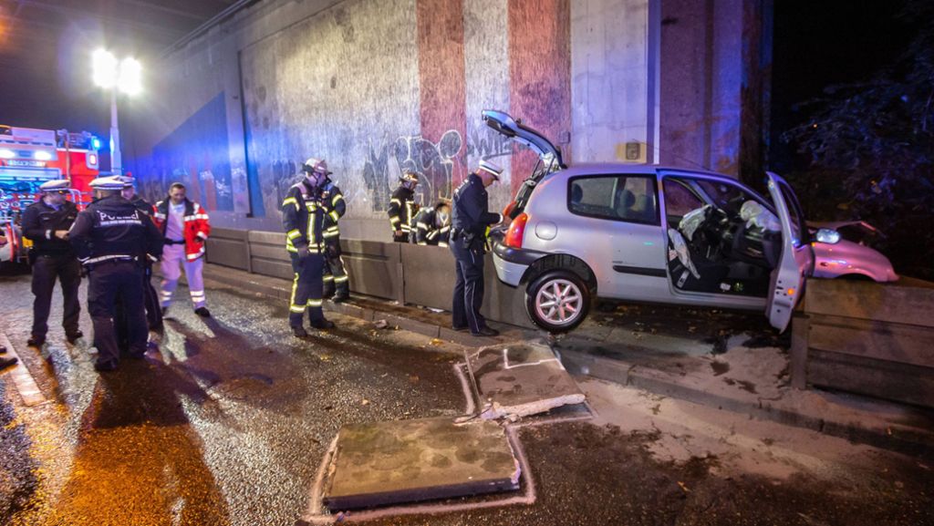 Unfall in Bad Cannstatt: 23-Jähriger ohne Führerschein kracht in Betonwand