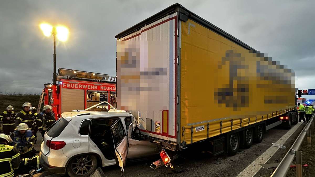 Schwerer Unfall auf A8 bei Neuhausen: Auto kracht in Lastwagen – A8  für mehr als eine Stunde gesperrt