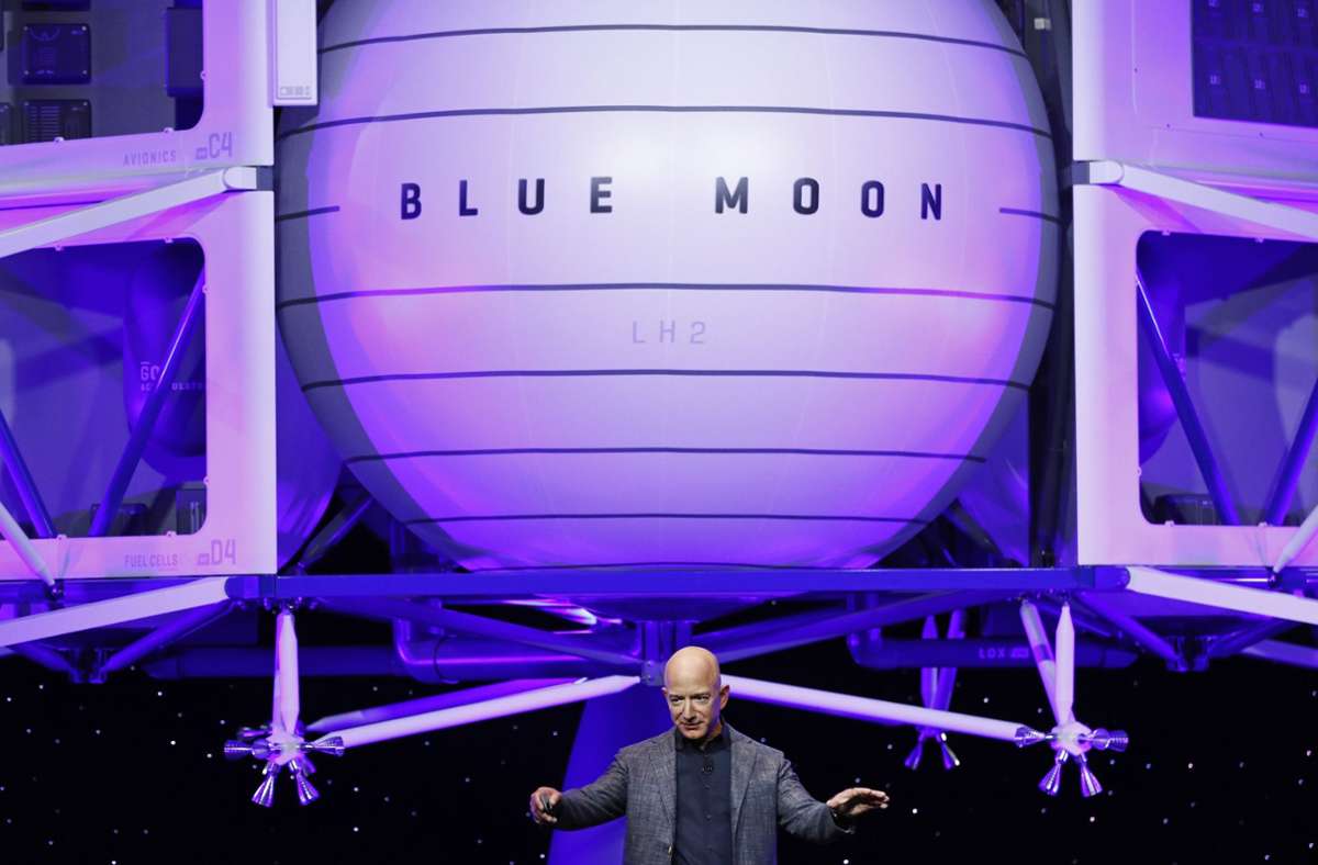 Blue Origin, die Raumfahrtfirma von Amazon-Gründer Jeff Bezos, will im Juli erstmals Touristen ins All bringen. Richard Branson kommt Bezos aber vermutlich zuvor.