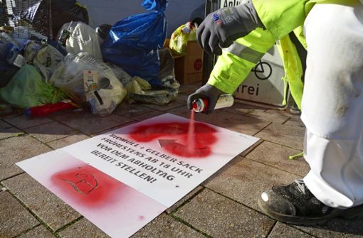 Mithilfe von knalliger Sprühfarbe will die Stadt Ebersbach den Müllsündern einen Denkzettel verpassen. Foto: Stadt Ebersbach
