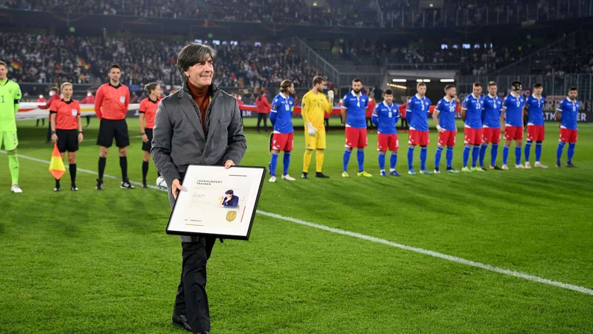  Mit einem kurzen, aber emotionalen Abschiedsfest ist Joachim Löw vom Deutschen Fußball-Bund als Bundestrainer verabschiedet worden. Ex-Weltmeister standen Spalier. 