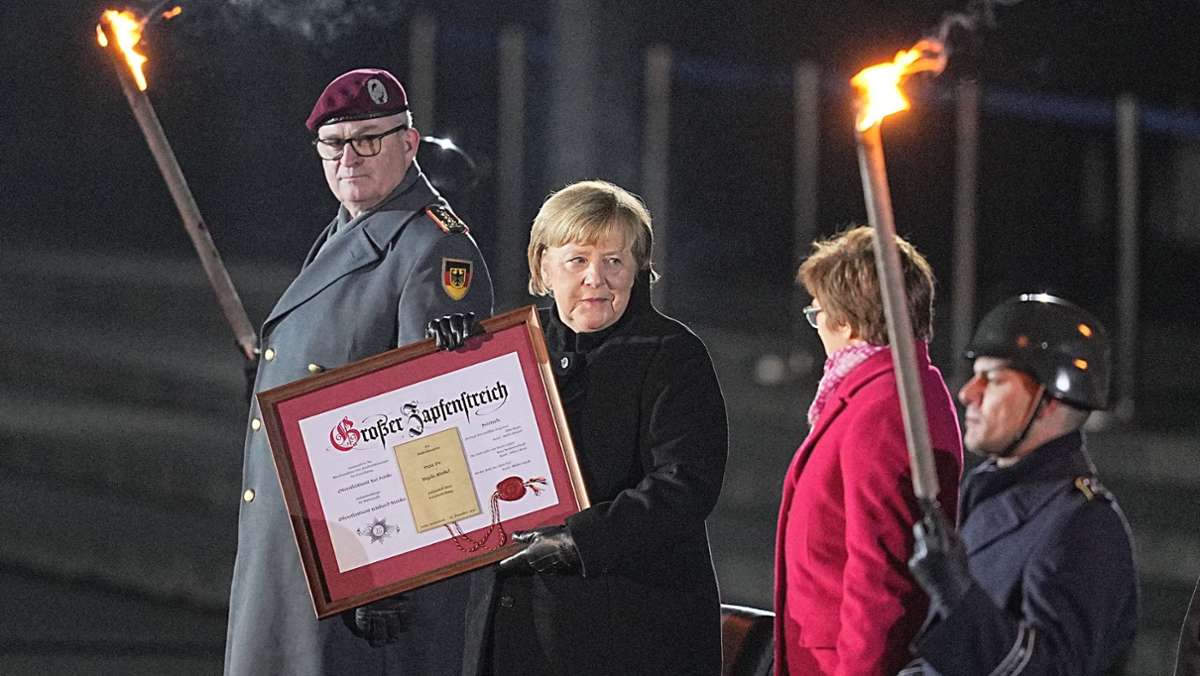 Zapfenstreich für Merkel: Ein rote Rose und feuchte Augen zum Abschied