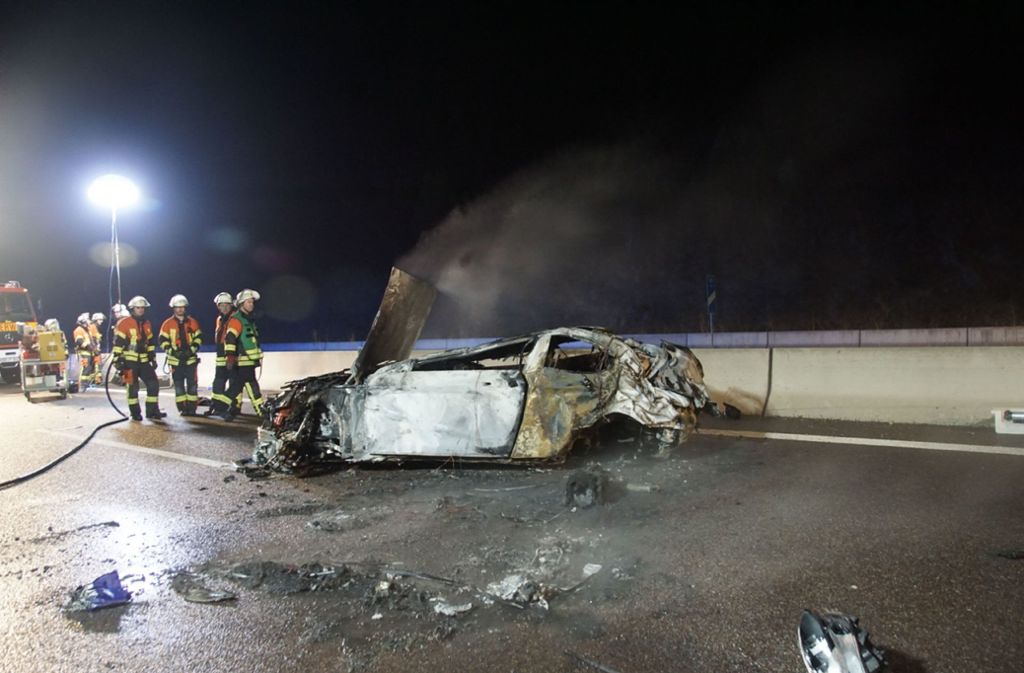 Das Fahrzeug hatte sich mehrfach überschlagen und dann Feuer gefangen, wie die Polizei mitteilte.