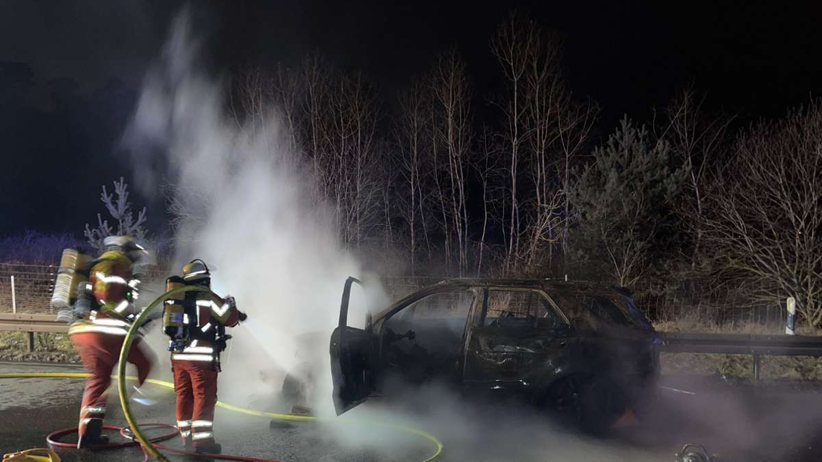 Fahrzeugbrand bei Leonberg: Mercedes geht in Flammen auf – B295 kurzzeitig voll gesperrt