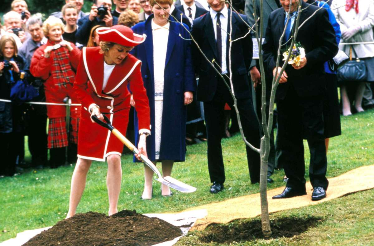 1989: Zwei, die gut zueinander passen – Prinzessin Diana kombinierte häufig Kostüme ihrer Lieblingsdesignerin Catherine Walker mit Hüten von Philip Somerville. Ein Beispiel ist dieses rot-weiße Ensemble, das Diana bei einem Besuch im Darmouth Royal Naval College trug.
