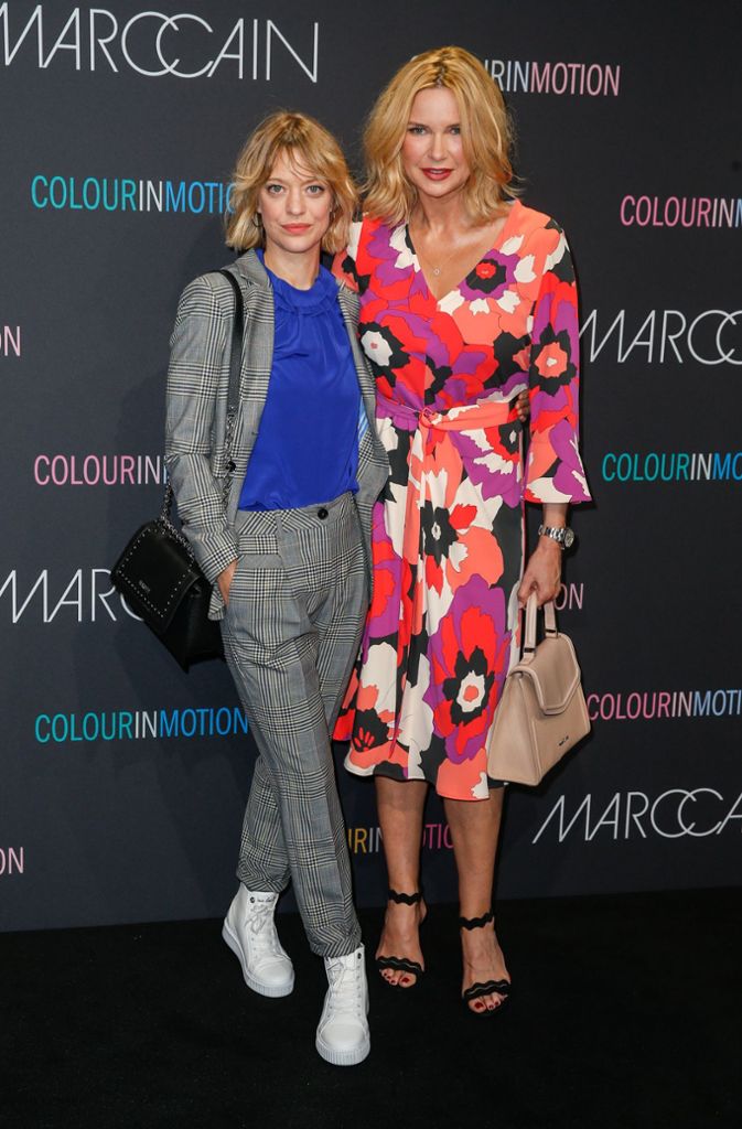 Die Schauspielerinnen Heike Makatsch und Veronica Ferres kommen zu der Show des Designers Marc Cain.