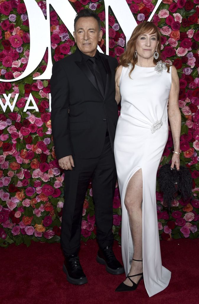 Bruce Springsteen mit seiner Ehefrau Patti Scialfa. Der Sänger erhielt einen Sonderpreis für seine Konzertreihe „Springsteen on Broadway“