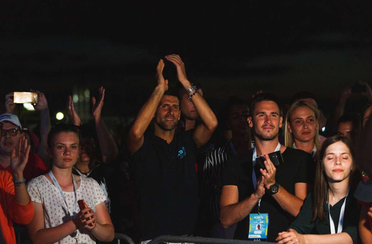 Im Juni 2020 organisiert Djokovic inmitten der Pandemie die heftig umstrittene Adria Tour, Stars wie Dominic Thiem oder Alexander Zverev nehmen teil. Djokovic wird neben drei anderen Profis positiv auf das Virus getestet. Der Serbe muss in Quarantäne, die Tour abgebrochen werden