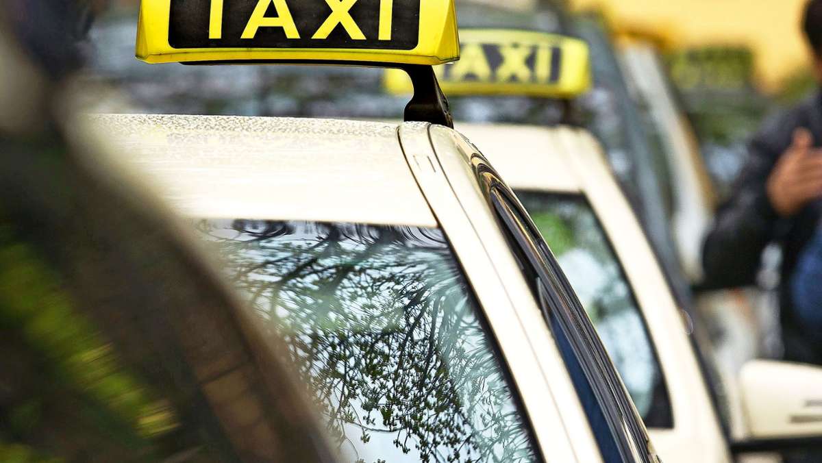 Taxis in der Coronakrise: Darum stehen am Bärensee derzeit immer unzählig viele Taxis