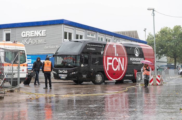 Karlsruher SC gegen 1. FC Nürnberg: Peinliche Panne: Polizei eskortiert  Fan-Bus an die Kabine
