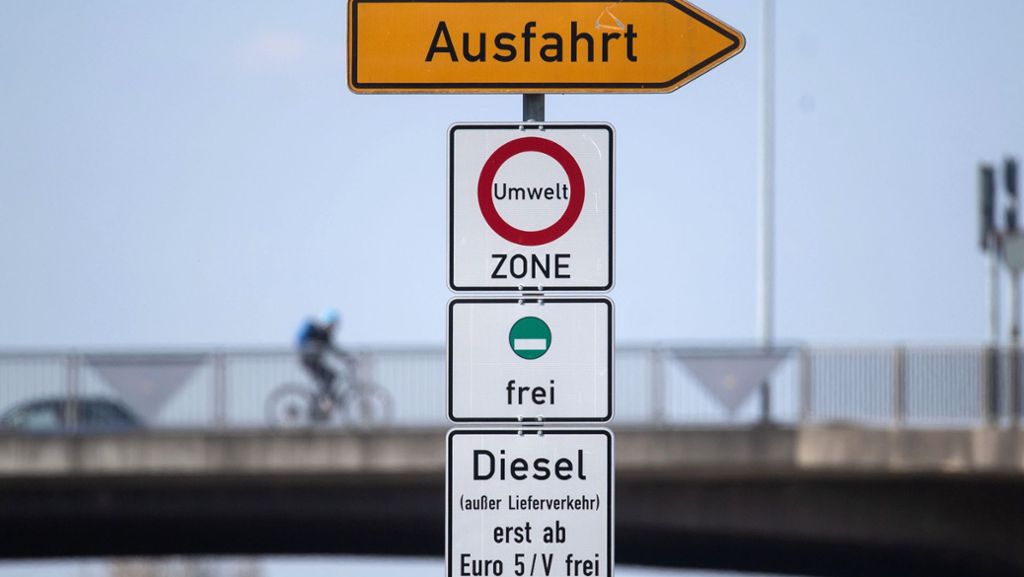  Das Bundesverfassungsgericht hat Beschwerden über das Diesel-Fahrverbot in Stuttgart nicht zur Entscheidung angenommen – eine Begründung gab es dafür nicht. 