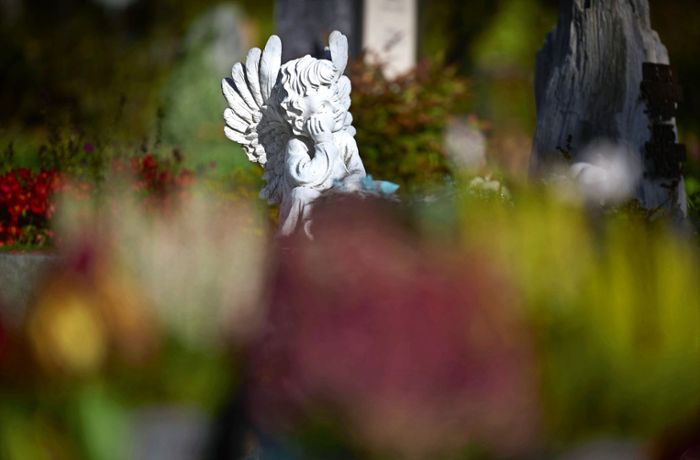 Grabpflege vor Allerheiligen: Wie sich die Friedhofskultur wandelt