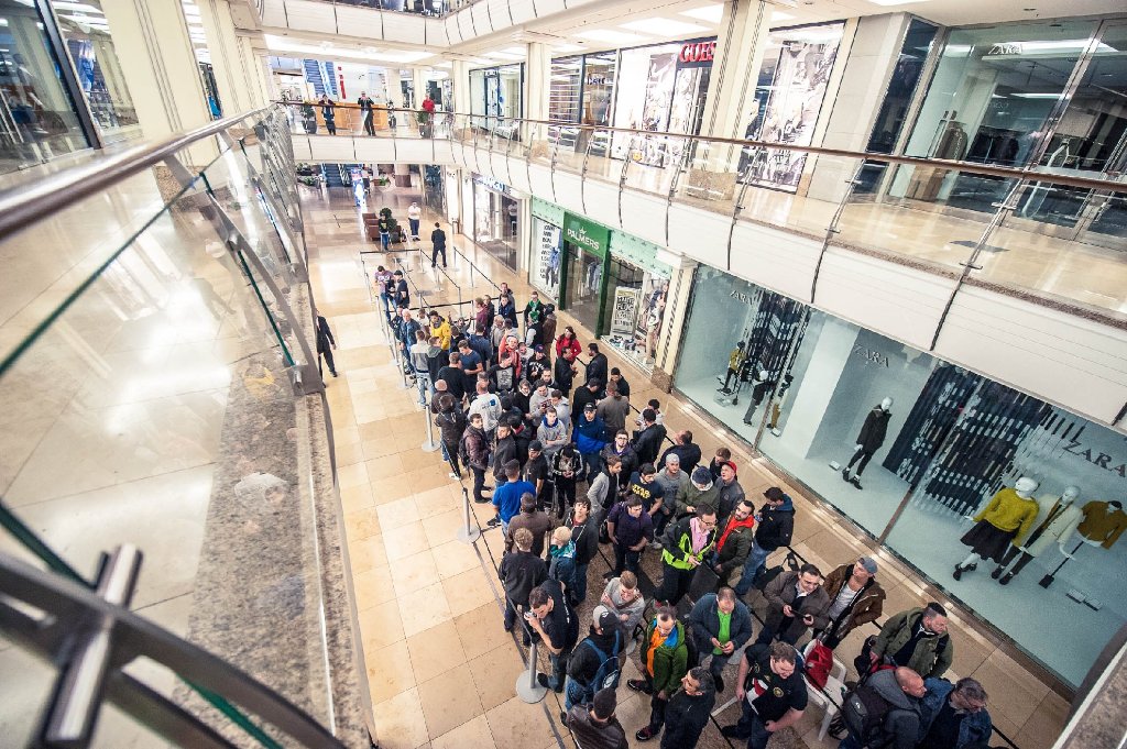 Vor dem Apple Store in Sindelfingen hatten sich bereits Stunden vor dem offiziellen Verkaufsstart des iPhone 6 um 8 Uhr etliche Menschen versammelt, um möglichst schnell an den neuesten Apple-Streich zu gelangen. Foto: www.7aktuell.de | Florian Gerlach