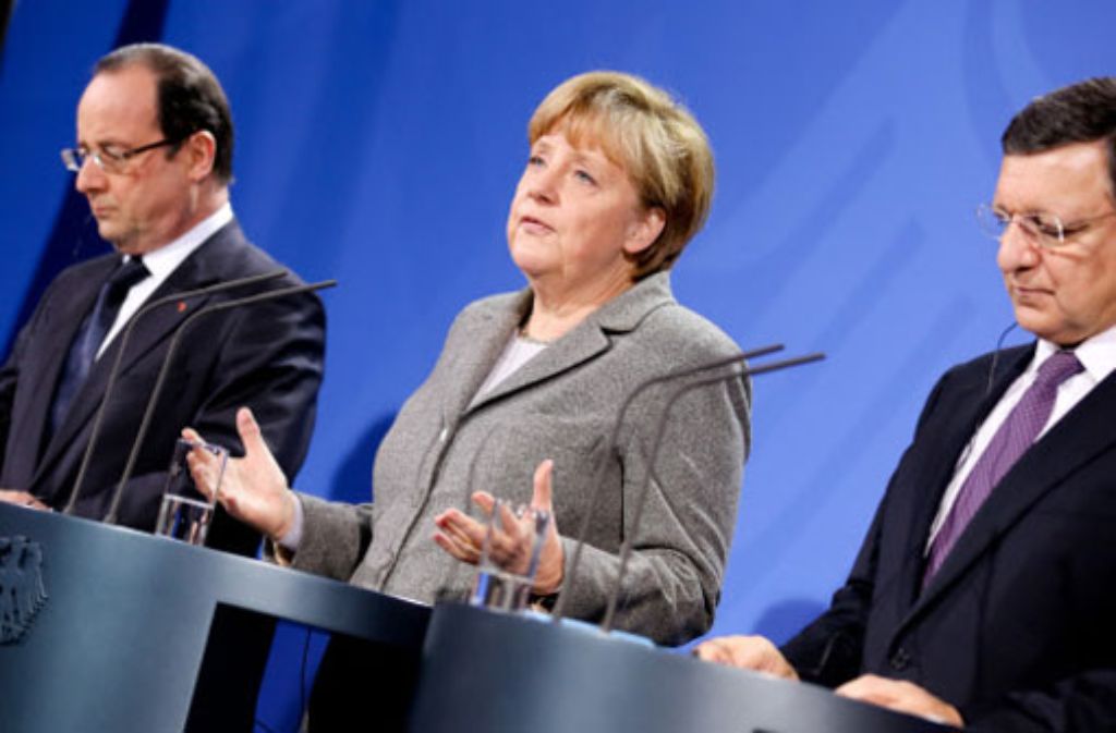 Bundeskanzlerin Angela Merkel spricht am Montag neben EU-Kommissions-Präsident Jose Manuel Barroso (rechts) und Frankreichs Präsident Francois Hollande im Bundeskanzleramt in Berlin zu den Medienvertretern. Die Bundeskanzlerin hat deutsche Sparer beruhigt: Ihre Einlagen seien sicher. Foto: dpa