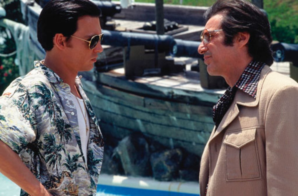 Im Laufe seiner Filmkarriere lässt Johnny Depp kein Genre aus. Dem Mafia-Thriller "Donnie Brasco" aus dem Jahr 1997 mit Al Pacino (Foto rechts) folgt das Drogendrama "Blow" (2001) mit Franka Potente, dann der bluttriefende Latino-Western "Irgendwann in Mexico" (2003) von Kultfilmer Robert Rodriguez.