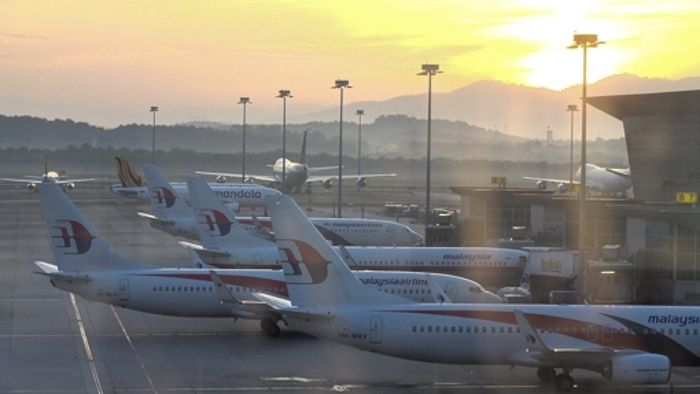 Malaysia-Airlines-Jet fliegt in falsche Richtung los