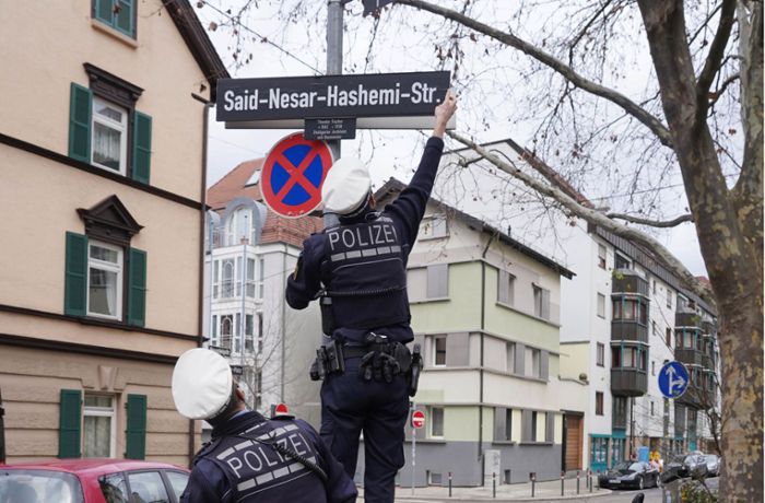 Protest in Stuttgart: Aktivisten überkleben Straßenschilder mit Namen der Hanau-Opfer