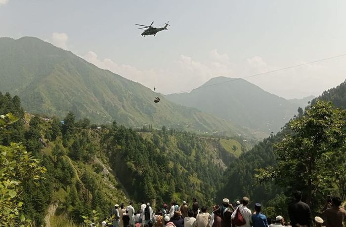 Menschen sitzen in Gondel auf 300 Meter Höhe fest – Rettung ist riskant