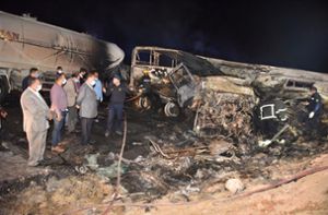 Lastwagen und Bus kollidieren – mindestens 20 Tote