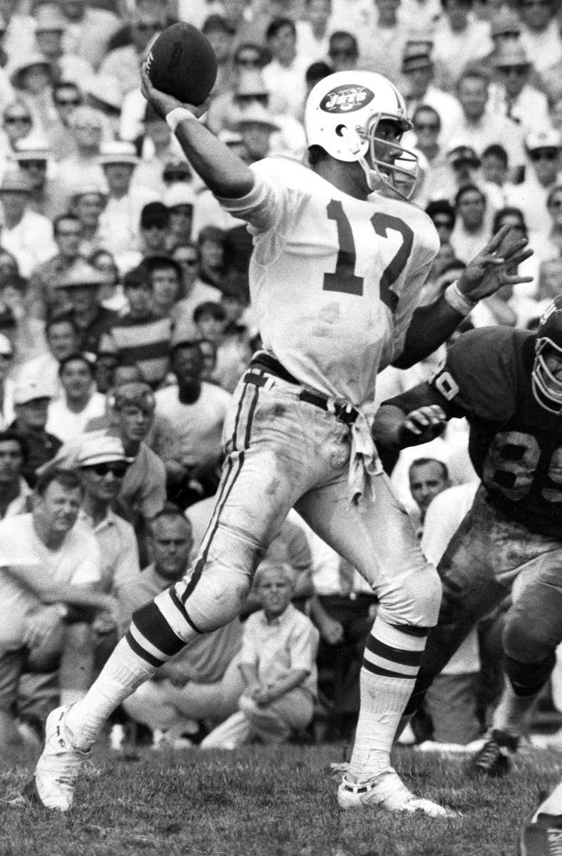 Die Baltimore Colts galten vor dem Spiel im Januar 1969 als haushoher Favoriten. Grund genug für Quarterback Joe Namath (Foto) von den New York Jets drei Tage vor dem Spiel einen Sieg seines Teams zu garantieren. New York kontrollierte das Geschehen lange und ging im letzten Viertel mit 16:0 in Front, darauf konnten die Colts nicht mehr reagieren. Ohne einen Touchdown-Pass zu werfen, wurde Joe Namath zum MVP gewählt. Nach seiner Karriere trat er als Schauspieler im Fernsehen auf. Für seine Leistung in der Filmkomödie Norwood erhielt er 1971 eine Nominierung für den Golden Globe Award.