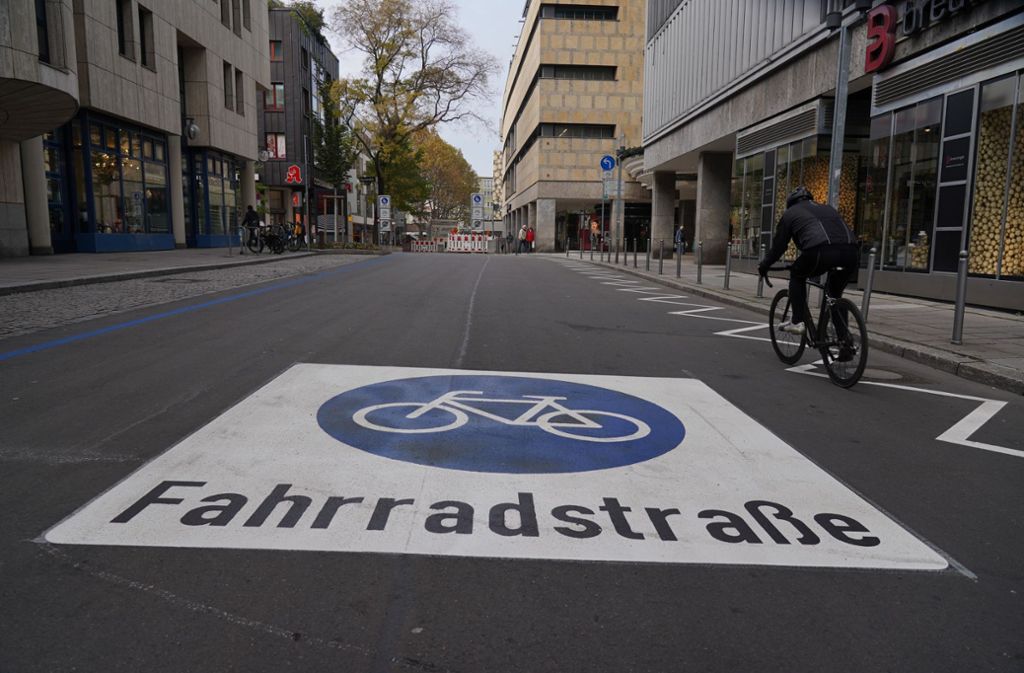 Auf dem Asphalt prangt in großen Buchstaben „Fahrradstraße“.