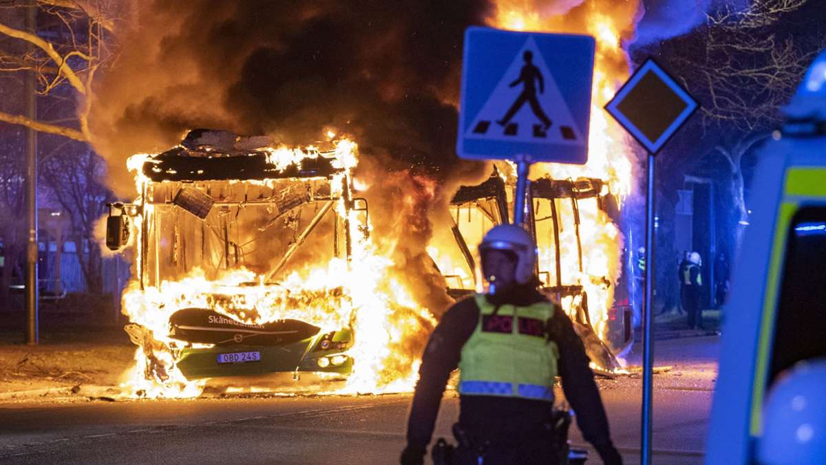 Ausschreitungen in Schweden: Randalierer zünden Bus an