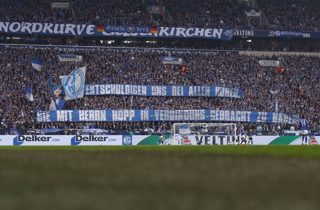 „Wir entschuldigen uns bei allen Huren, sie mit Herrn Hopp in Verbindung gebracht zu haben“ (Spruchband der Schalke-Fans, nachdem just diese Beleidigung gegen Hopp in der vergangenen Woche zu mehreren Spielunterbrechungen geführt hatte).