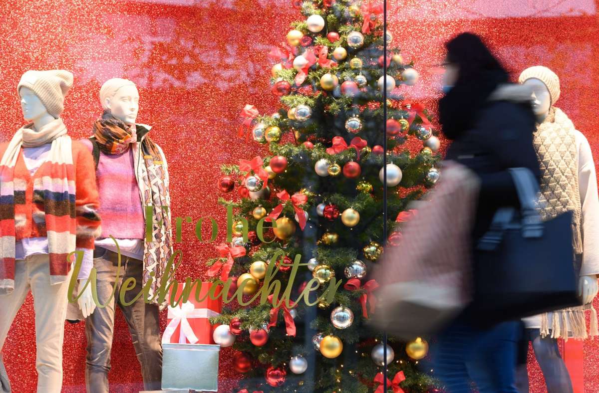 13. Dezember: Bundeskanzlerin Angela Merkel (CDU) und die Ministerpräsidenten verständigen sich auf einen harten Lockdown. Alle Geschäfte, die nicht den täglichen Bedarf abdecken, müssen ab dem 16. Dezember schließen. Das Last-Minute-Shopping in den Einkaufsstraßen für Weihnachten fällt somit in diesem Jahr aus. Unter anderem Lebensmittelgeschäfte, Wochenmärkte, Apotheken Reformhäuser und Abhol- und Lieferdienste bleiben aber geöffnet. Maximal fünf Menschen aus zwei Haushalten dürfen sich treffen, an Weihnachten gelten Ausnahmen. In Baden-Württemberg gilt zudem seit Samstag, den 12. Dezember eine nächtliche Ausgangssperre.