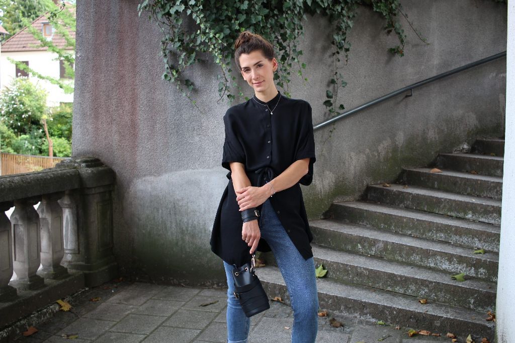 In Jeans und T-Shirt fühlt sich Ann-Katrin Pfeiffer am wohlsten und sie weiß wie man mit ausgefallenen Details aus jedem Basic-Outfit einen coolen Look kreiert.