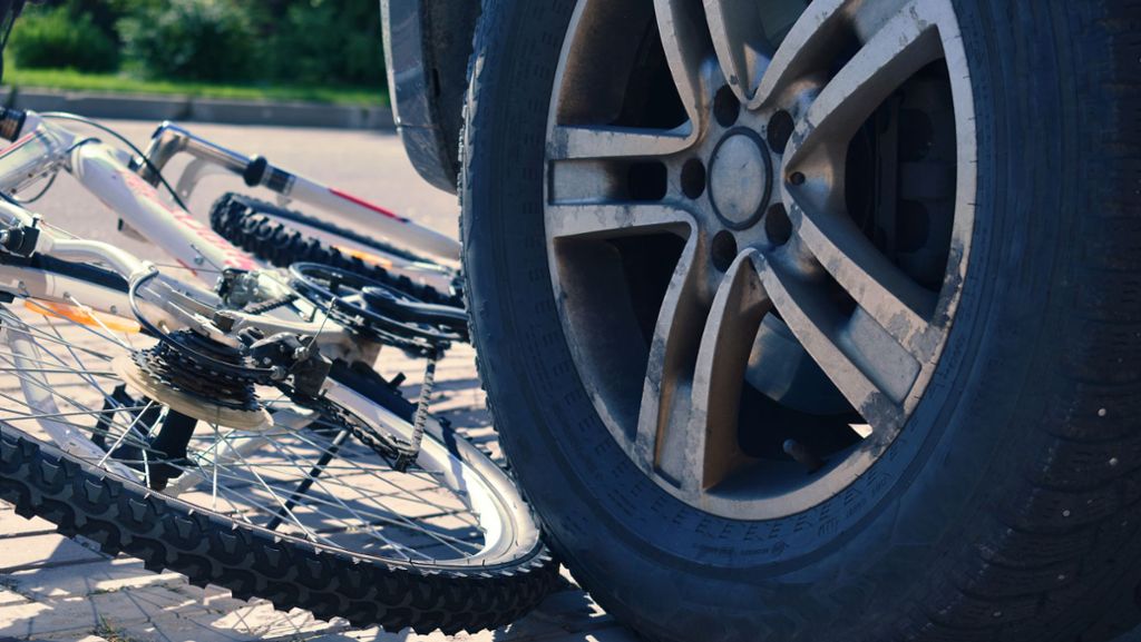  Eine 29-Jährige will rückwärts aus ihrer Grundstückseinfahrt in Stuttgart-Vaihingen fahren und übersieht dabei einen 36 Jahre alten Radfahrer. Es kommt zur Kollision. 