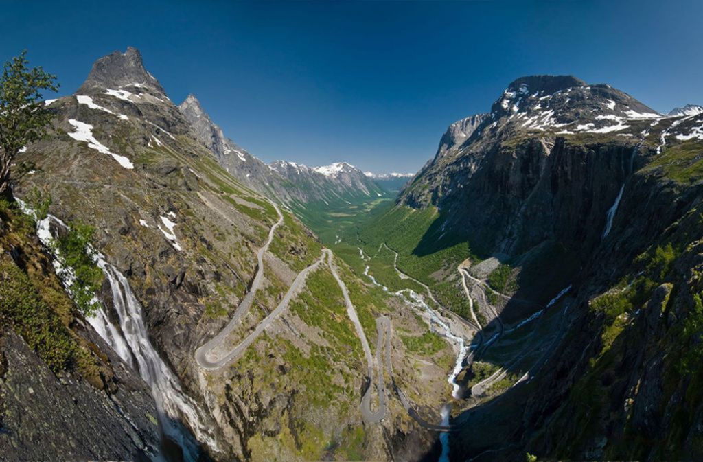 Trollstigen (Norwegen): Der Trollstigen (norwegisch: Trollleiter) ist eine der bekanntesten Touristen-Strecken in Norwegen, etwa 20 km südlich von Åndalsnes. Er ist die Nordseite einer Passstraße, die vom Romsdalsfjord nach Süden zum Norddalsfjord führt, einem Seitenarm des Storfjords.