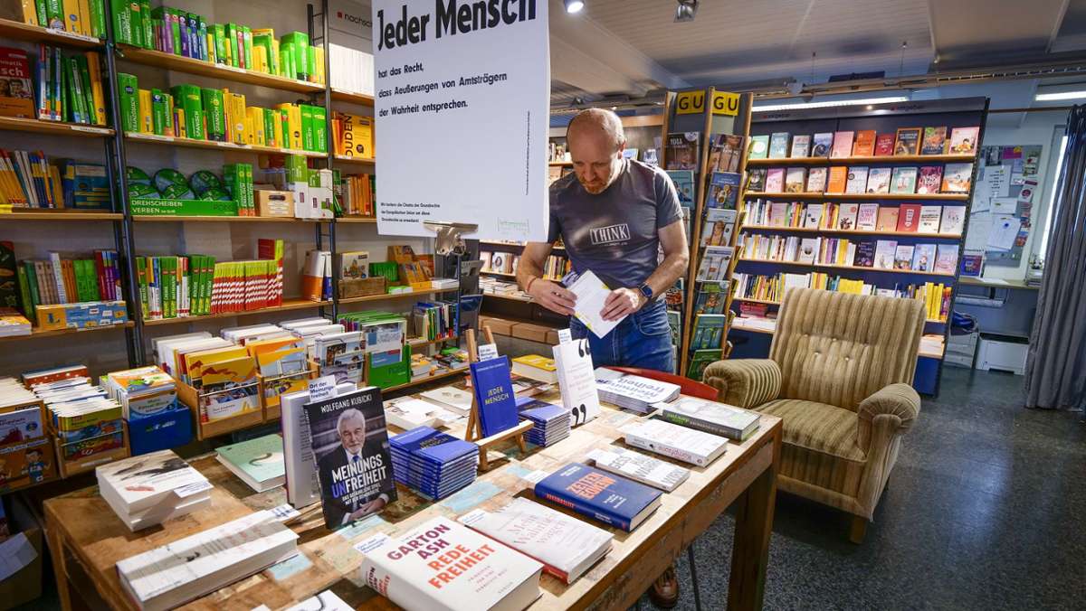  Der Buchhändler Werner Dengel beteiligt sich mit seinen Filialen der Buchhandlung One in Gerlingen und Rutesheim an der Woche der Meinungsfreiheit. Er ist überrascht, wie die Kunden zum Teil reagieren. 