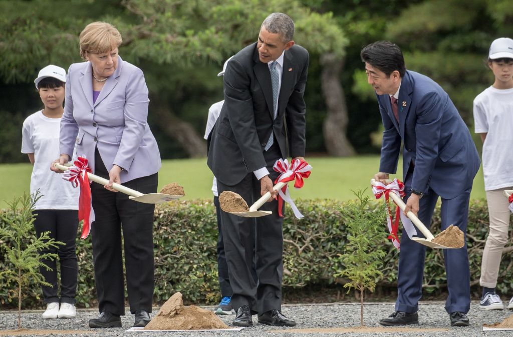 Gemeinsam anpacken: Beim G7-Gipfel 2016 in Japan pflanzten die Beiden zusammen einen Baum.